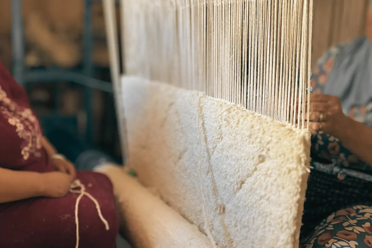 ulmun - Moroccan Artisans making a Berber rug